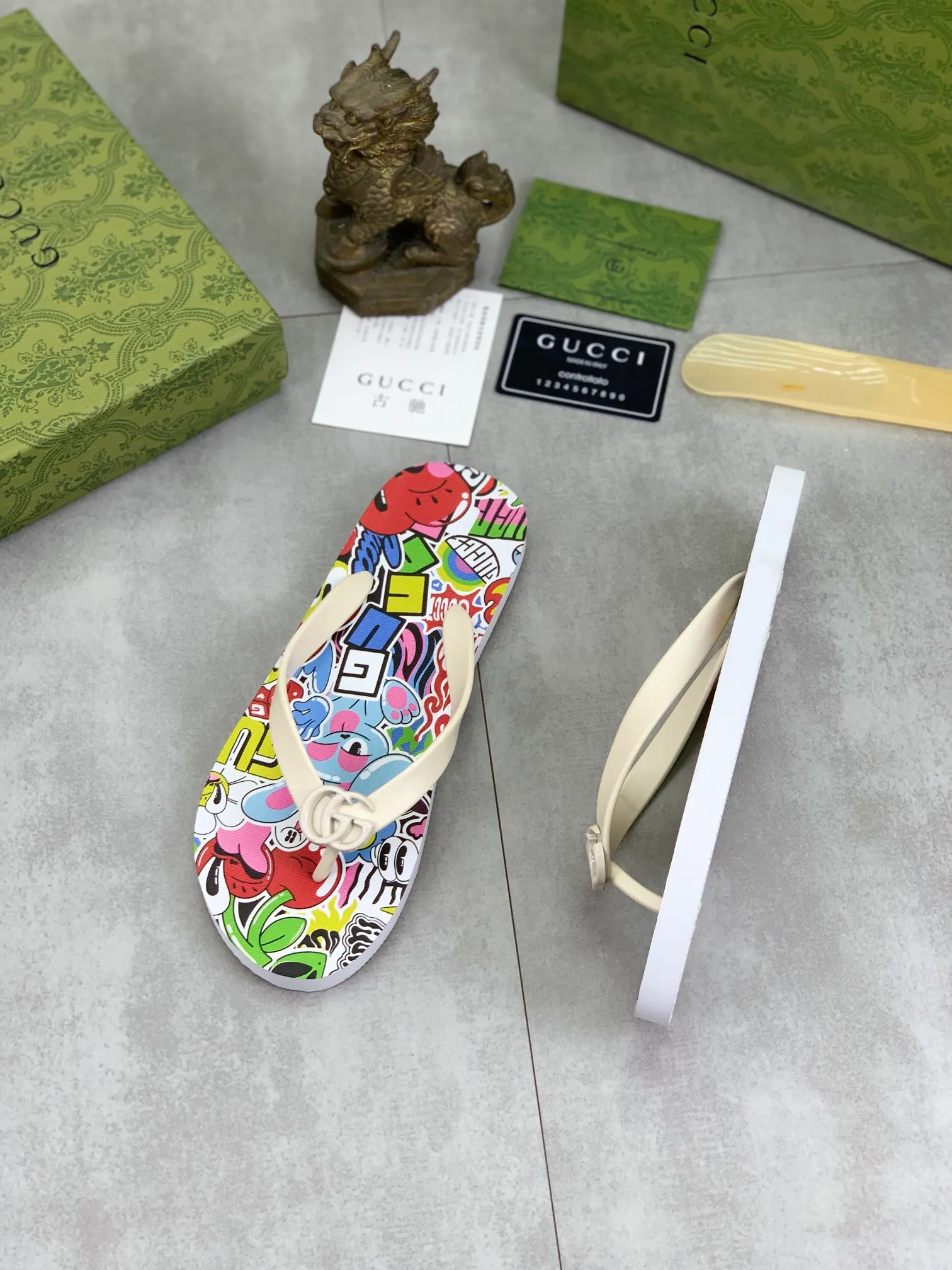Men's men's shoes 💰P220💰【New style】🆘【GUCCI】Official website's popular Gucci adult couple 🧑‍🤝‍🧑 style, children's flip-flops are on sale at the counter simultaneously! Original fabric imported from Italy. Original bottom provided by the original factory. Size: Adult 36-45. Children’s size: 30-37. Multiple colors available.